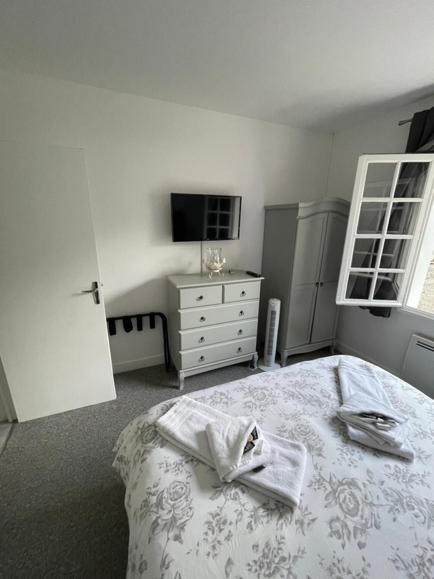 Vue Du Chateau D'Excideuil En Chambres Bagian luar foto